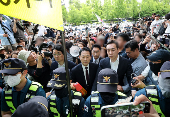 국민의힘 장동혁 대표가 5일 잠실7동 투표함 개표가 진행되고 있는 서울 송파구 올림픽공원 핸드볼경기장에 도착하고 있다. 2026.6.5 연합뉴스