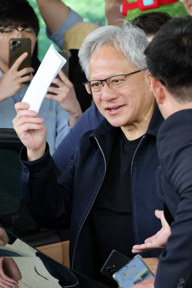 엔비디아 젠슨 황 최고경영자(CEO)가 5일 서울김포비즈니스항공센터(SGBAC)를 통해 입국한 뒤 팬이 준 편지를 전달받고 있다. 2026.6.5 연합뉴스