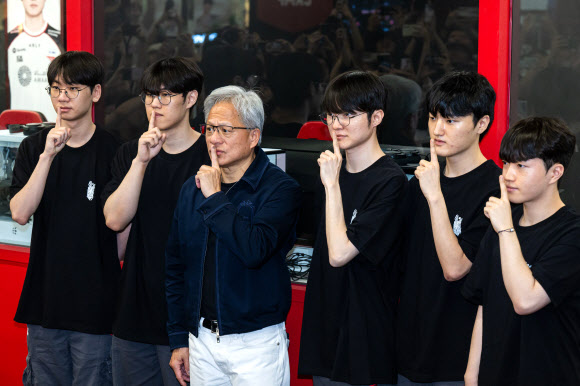 엔비디아 젠슨 황 최고경영자(CEO)가 5일 서울 마포구 T1베이스 캠프에서 ‘페이커’ 이상혁을 비롯한 e스포츠 구단 T1의 리그 오브 레전드(LoL) 선수단을 만나 ‘페이커’의 시그니처 포즈를 취하고 있다. 2026.6.5 [공동취재] 연합뉴스