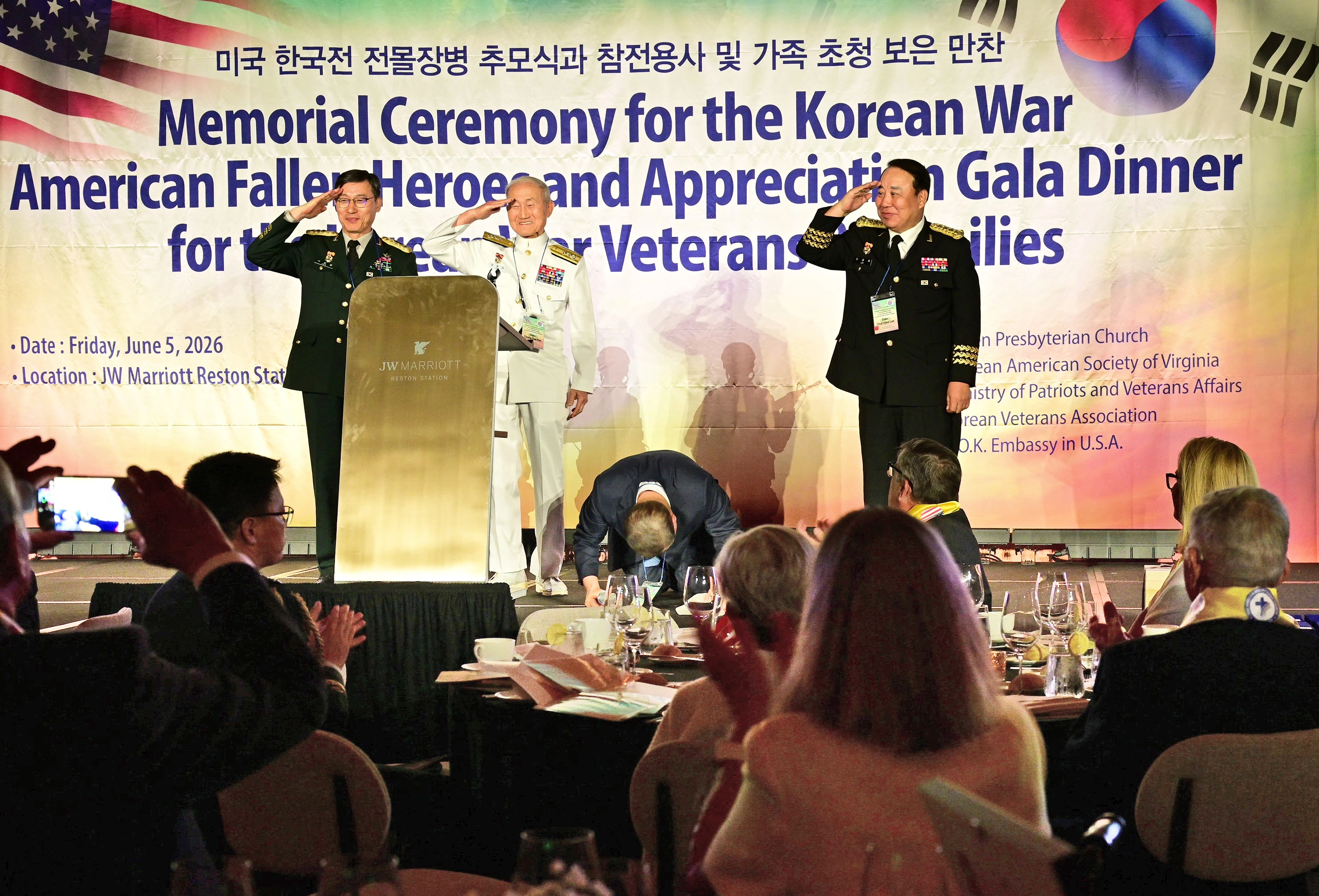 소강석(연단 오른쪽에서 두 번째) 목사가 참전용사들을 향해 큰절을 올리고 있다.