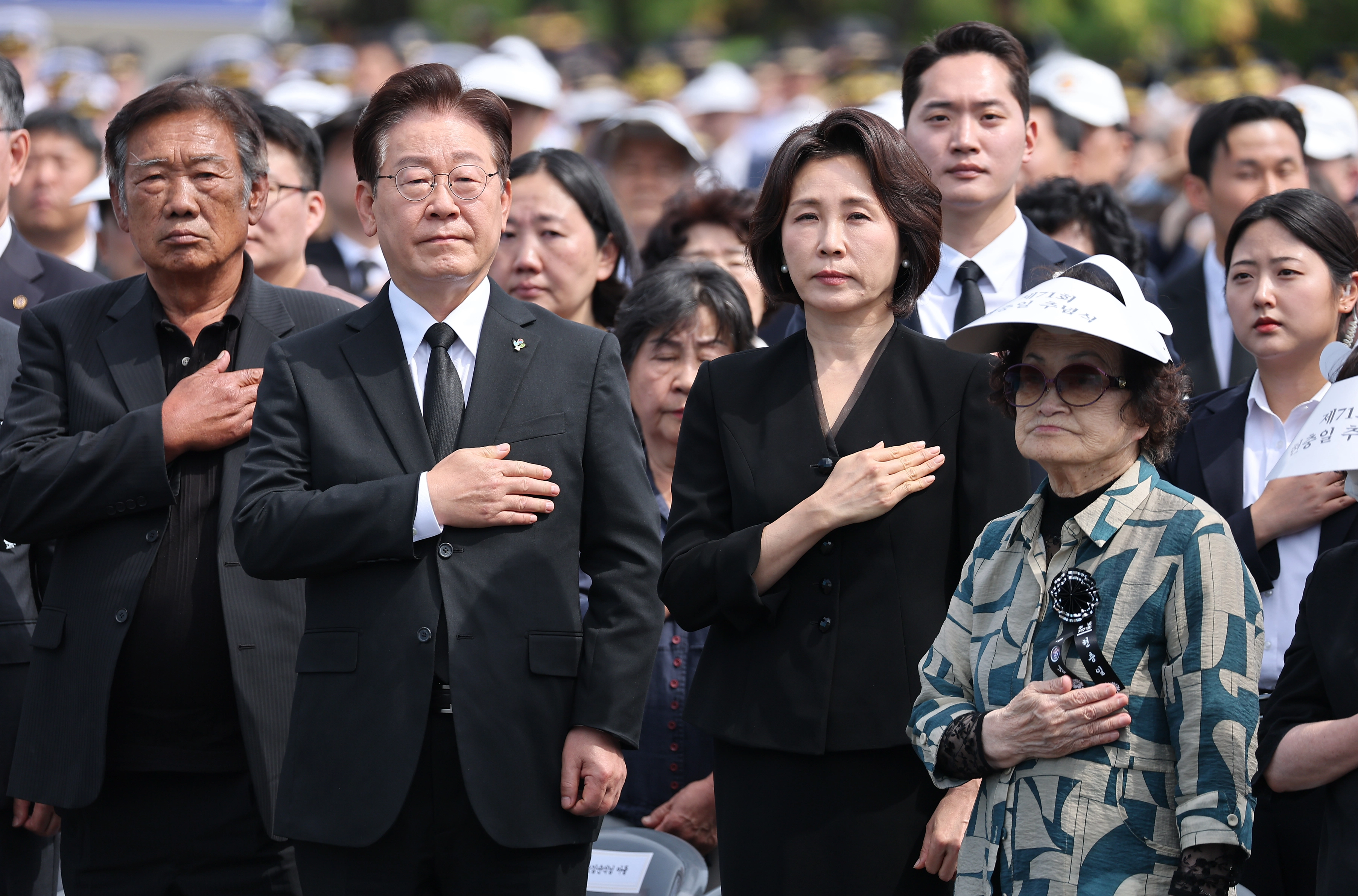 국기에 경례하는 이재명 대통령 부부  이재명 대통령과 김혜경 여사가 6일 서울 동작구 국립서울현충원에서 열린 제71회 현충일 추념식에서 국기에 경례하고 있다. 2026.6.6 연합뉴스