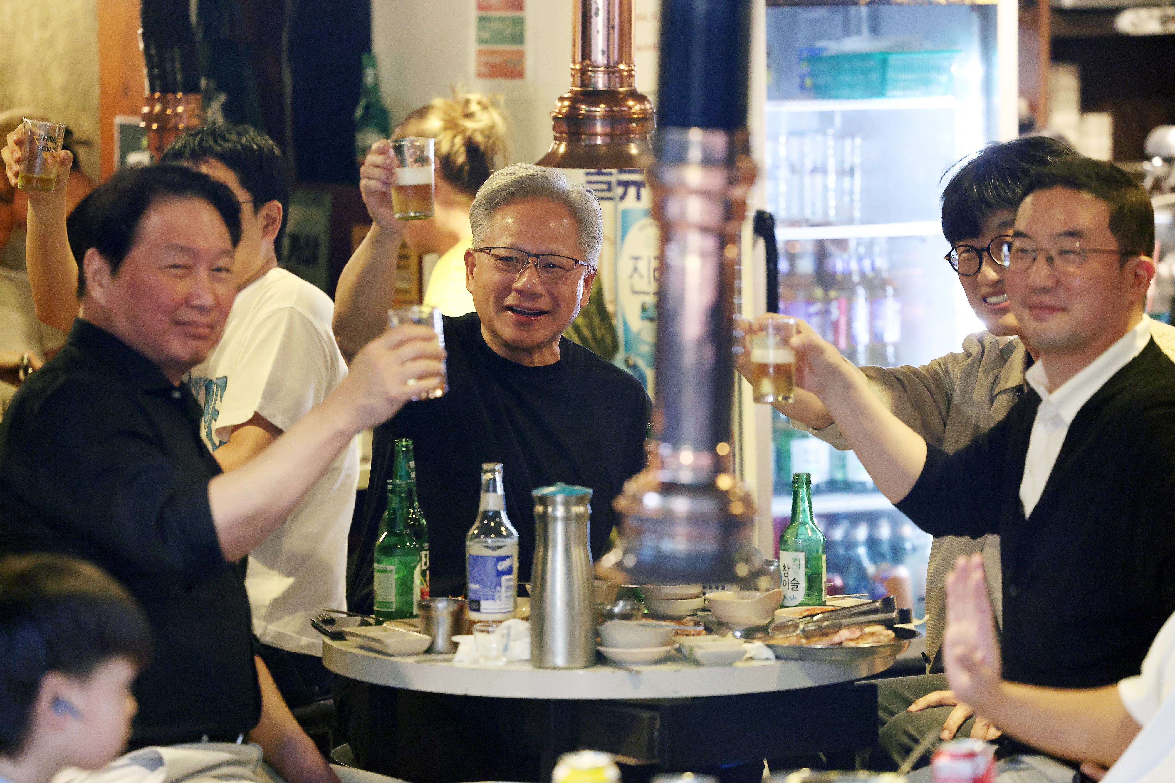 젠슨 황, 최태원·구광모·이해진과 ‘삼소회동’  젠슨 황 엔비디아 최고경영자(CEO)와 최태원 SK그룹 회장, 구광모 LG그룹 회장, 이해진 네이버 의장이 5일 서울 마포구 홍대 인근 삼겹살 음식점 ‘형님 저요’에서 이른바 ‘삼소(삼겹살·소주) 회동’을 갖고 있다. 2026.6.5 연합뉴스
