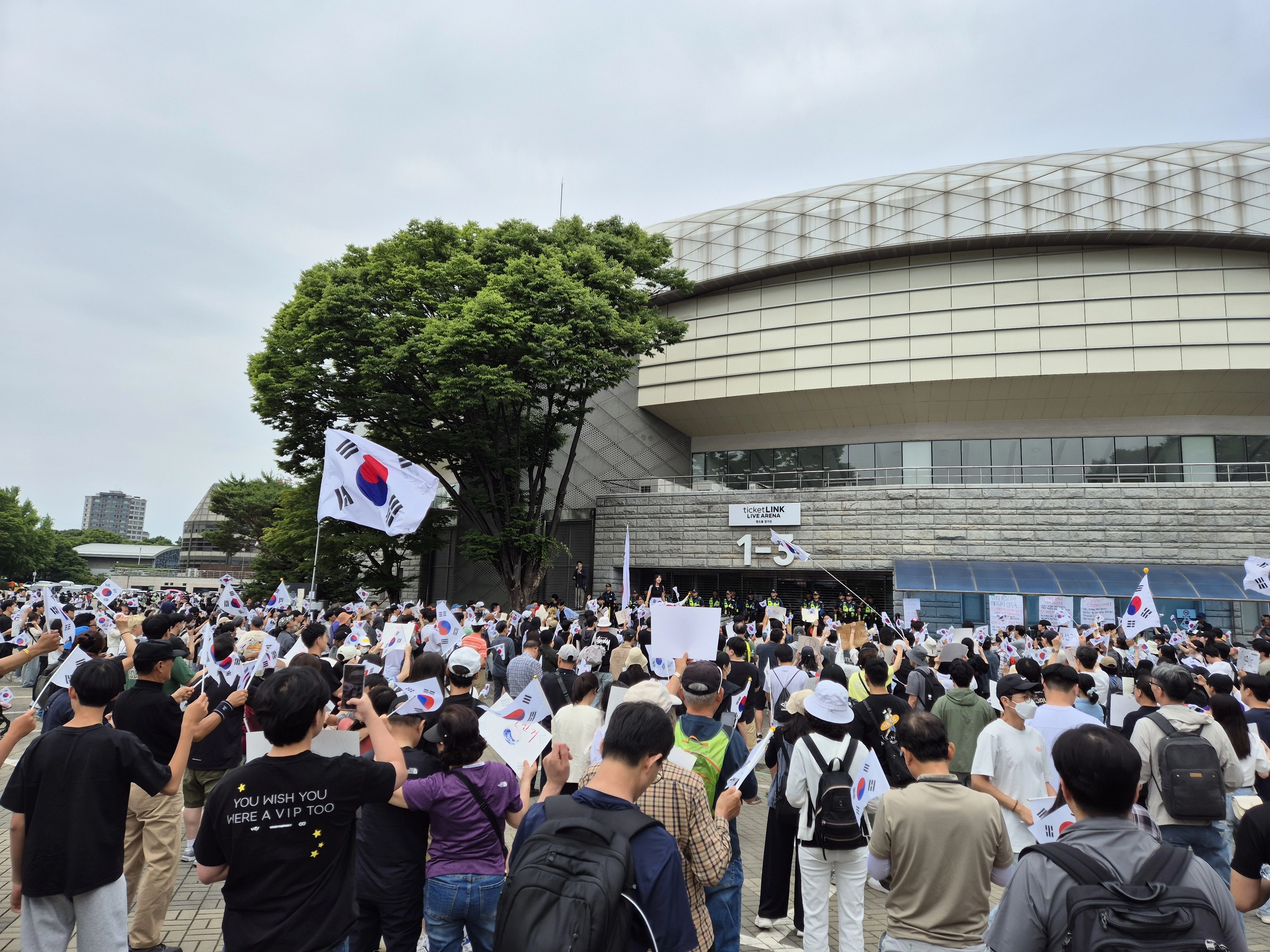 제9회 전국동시지방선거 투표용지 부족 사태에 반발한 시민들이 7일 서울 송파구 올림픽공원 핸드볼경기장 개표소 앞에 모여 재선거를 요구하는 구호를 외치고 있다. 유승혁 기자