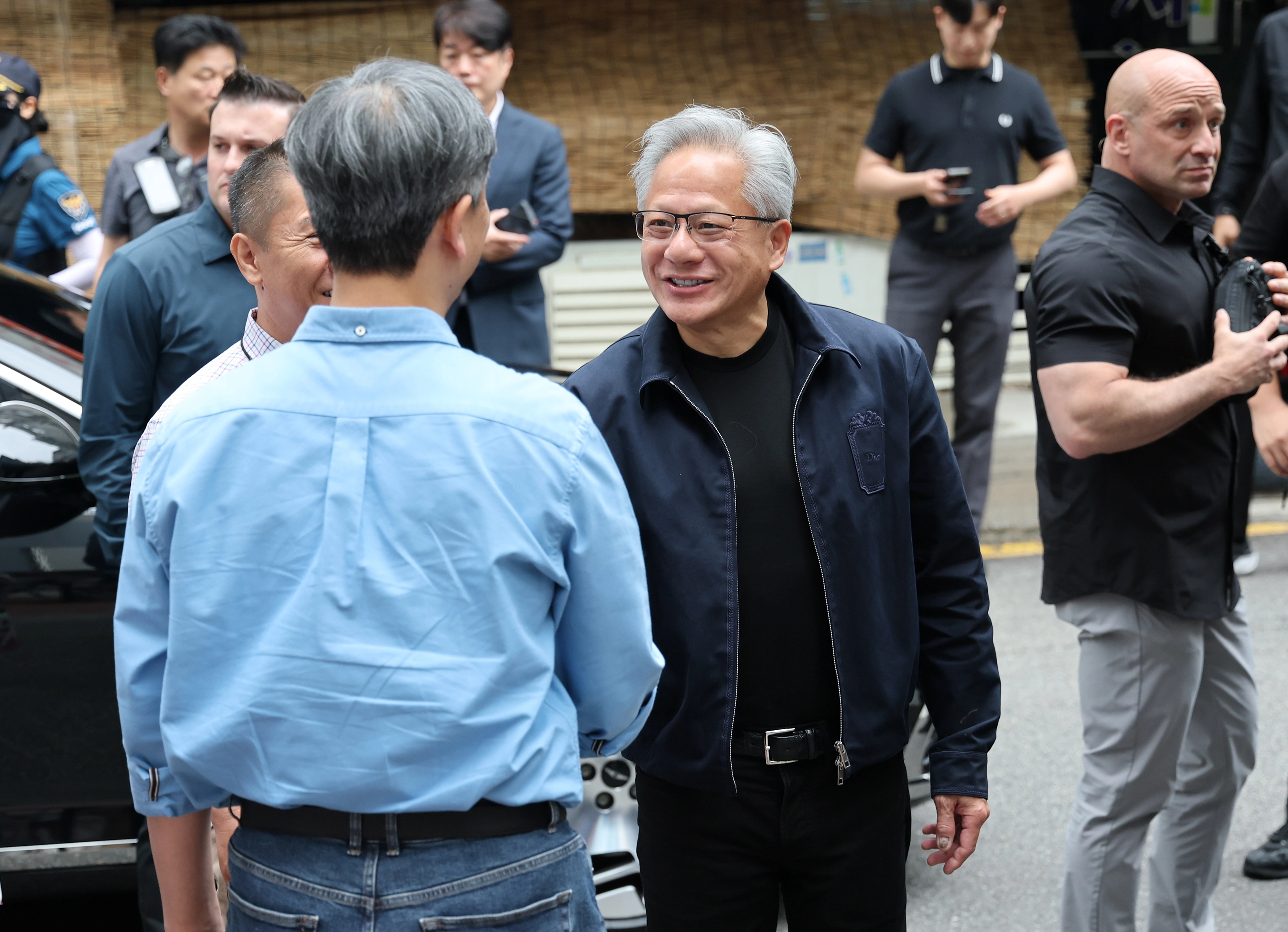 인사 나누는 젠슨 황과 장병규  젠슨 황 엔비디아 최고경영자(CEO)가 7일 서울 강남구에 있는 한 PC방 앞에서 장병규 크래프톤 의장을 만나 인사를 나누고 있다. 2026.6.7 연합뉴스
