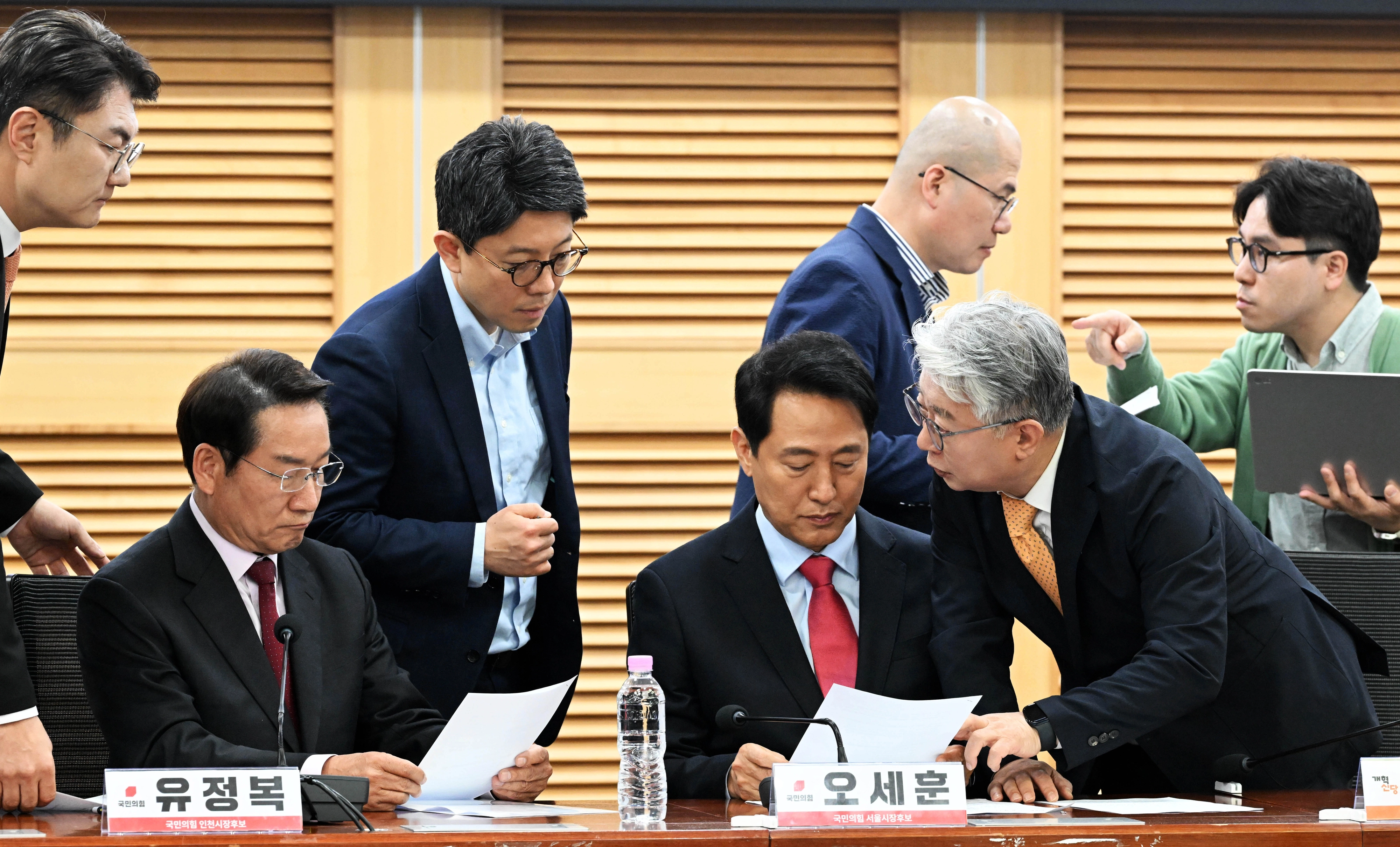 오세훈 국민의힘 서울시장 후보와 유정복 인천시장 후보, 조응천 개혁신당 경기도지사 후보가 4일 국회 의원회관에서 더불어민주당이 추진하는 ‘윤석열 정부 조작 수사·기소 의혹 특검법안’에 대한 대응 방안을 논의하기 위해 회동하고 있다. 2026.5.4 홍윤기 기자