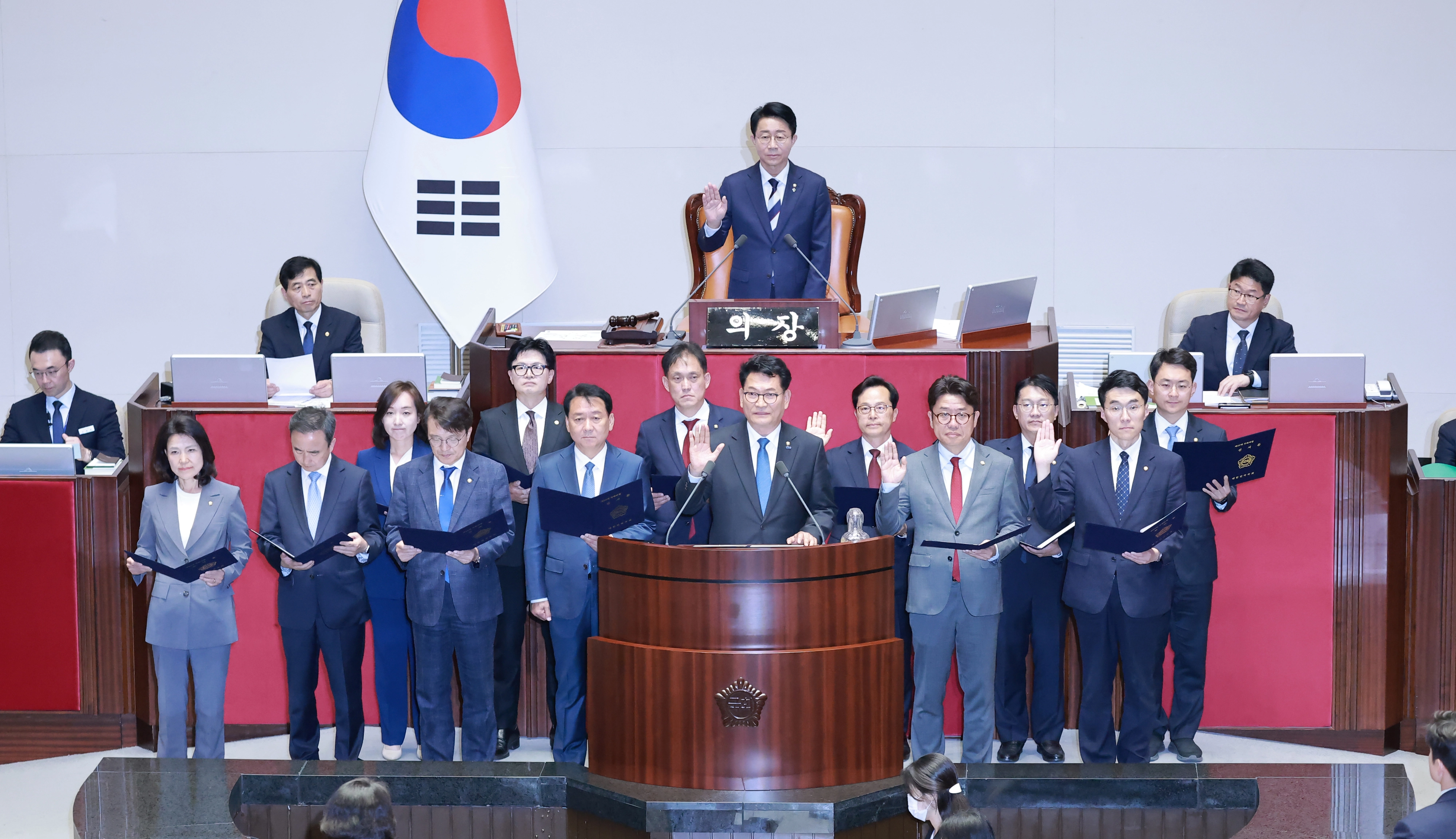 국회 입성한 의원들의 선서  5일 국회에서 22대 국회 후반기 의장단을 선출하기 위해 열린 본회의에서 재보궐선거 당선 의원들이 선서하고 있다. 왼쪽부터 대구 달성 국회의원 보궐선거에서 당선된 이진숙 국민의힘 의원, 광주 광산을 국회의원 보궐선거에서 당선된 임문영 더불어민주당 의원, 충남 아산을 국회의원 보궐선거에서 당선된 전은수 더불어민주당 의원, 전북 군산ㆍ김제ㆍ부안갑 국회의원 재선거에서 당선된 김의겸 더불어민주당 의원, 부산 북갑 국회의원 보궐선거에서 당선된 한동훈 무소속 의원, 경기 하남갑 국회의원 보궐선거에서 당선된 이광재 더불어민주당 의원, 울산 남갑 국회의원 보궐선거에서 당선된 김태규 국민의힘 의원, 인천 연수갑 국회의원 보궐선거에서 당선된 송영길 더불어민주당 의원, 충남 공주ㆍ부여ㆍ청양 국회의원 보궐선거에서 당선된 윤용근 국민의힘 의원, 경기 평택을 국회의원 재선거에서 당선된 유의동 국민의힘 의원, 인천 계양을 국회의원 보궐선거에서 당선된 김남준 더불어민주당 의원, 경기 안산갑 국회의원 보궐선거에서 당선된 김남국 더불어민주당 의원, 전북 군산ㆍ김제ㆍ부안을 국회의원 보궐선거에서 당선된 박지원 더불어민주당 의원. 2026.6.5 연합뉴스