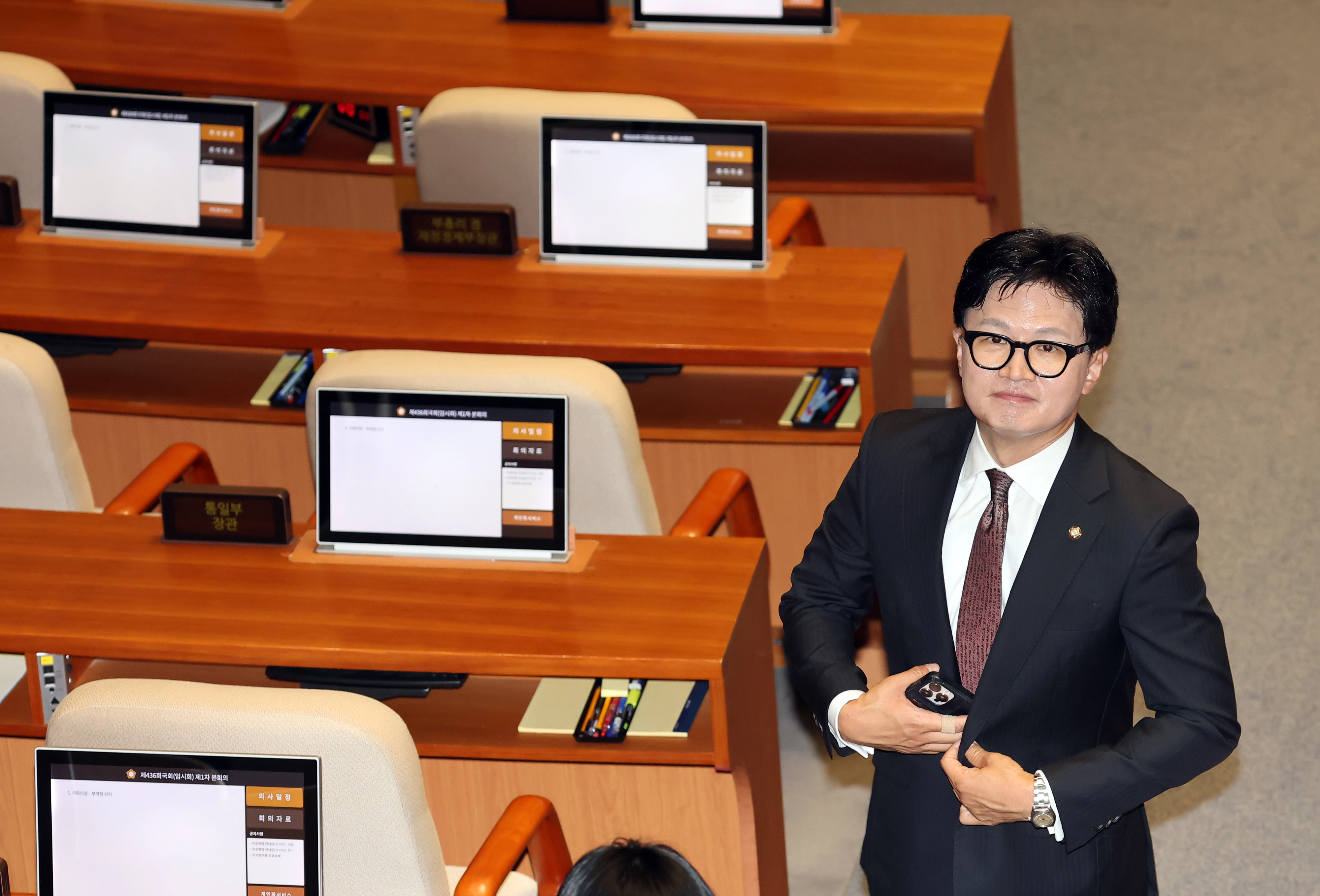 본회의 참석한 한동훈 의원  부산 북갑 국회의원 보궐선거에서 당선된 한동훈 무소속 의원이 5일 국회에서 열린 ‘제436회 국회(임시회) 제1차 본회의’에 참석하고 있다. 2026.6.5 연합뉴스