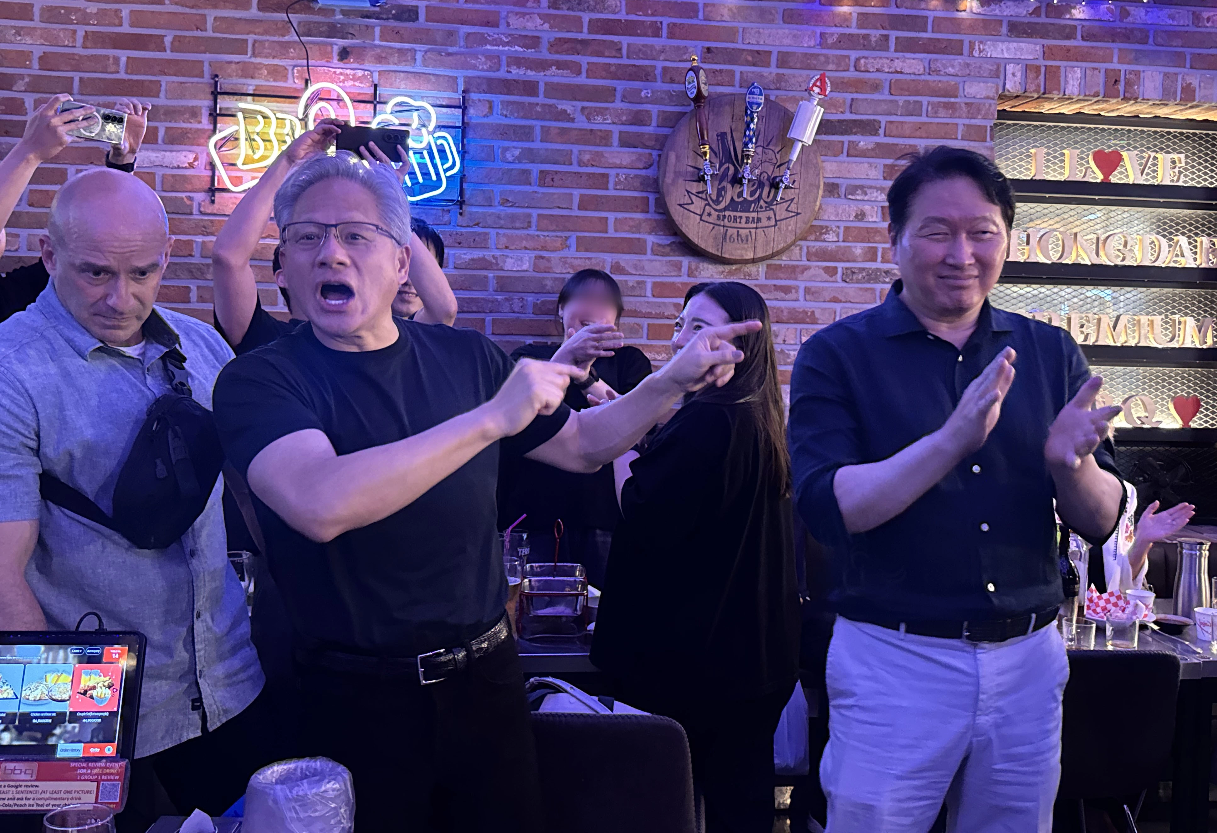 젠슨 황(가운데) 엔비디아 CEO가 지난 5일 서울 마포구 비비큐(BBQ) 홍대입구점에서 최태원(오른쪽) SK그룹 회장, 구광모 LG그룹 회장, 이해진 네이버 의장 등과 대화하고 있다.
연합뉴스