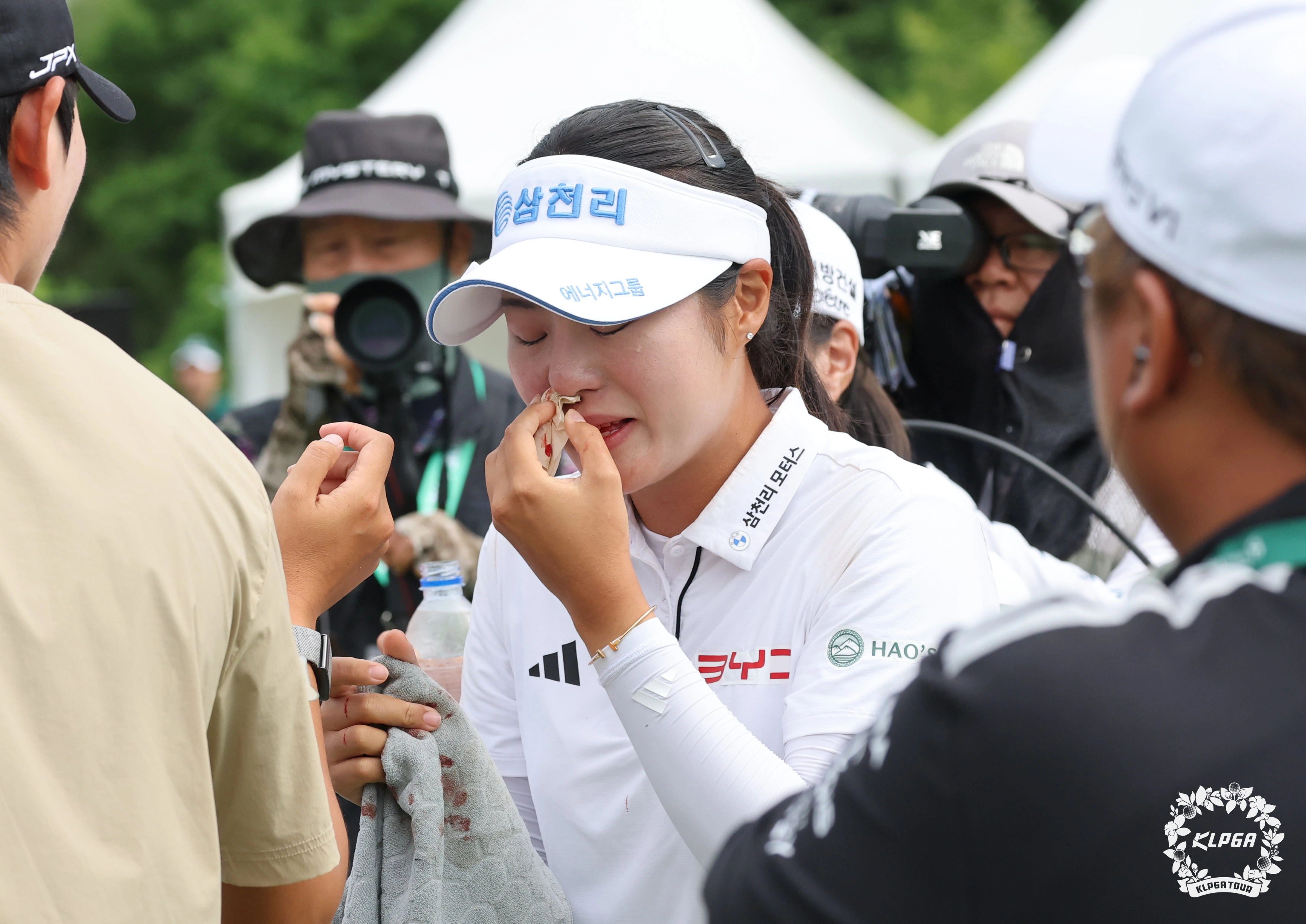 우승을 확정짓고 코피를 쏟아 응급처치를 받는 서교림. KLPGA 제공.