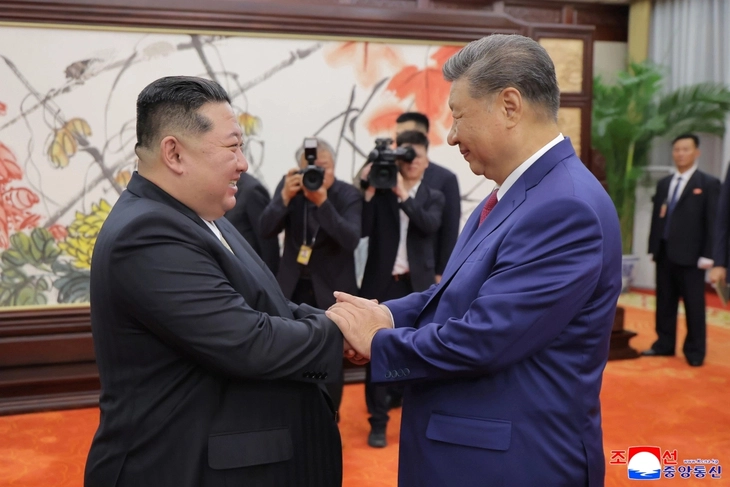 지난 2025년 9월 4일 중국을 방문한 김정은 북한 국무위원장이 시진핑 중국 국가주석과 양자회담을 하기 전 악수하고 있다.  연합뉴스