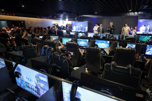 PC방 이용객에게 RTX 5090 선물하는 젠슨 황