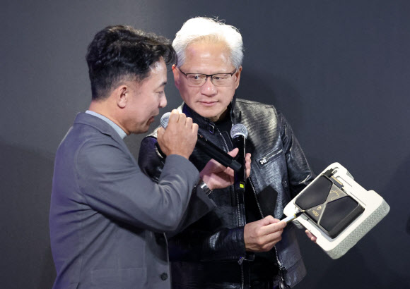 그래픽카드에 사인하는 젠슨 황 CEO