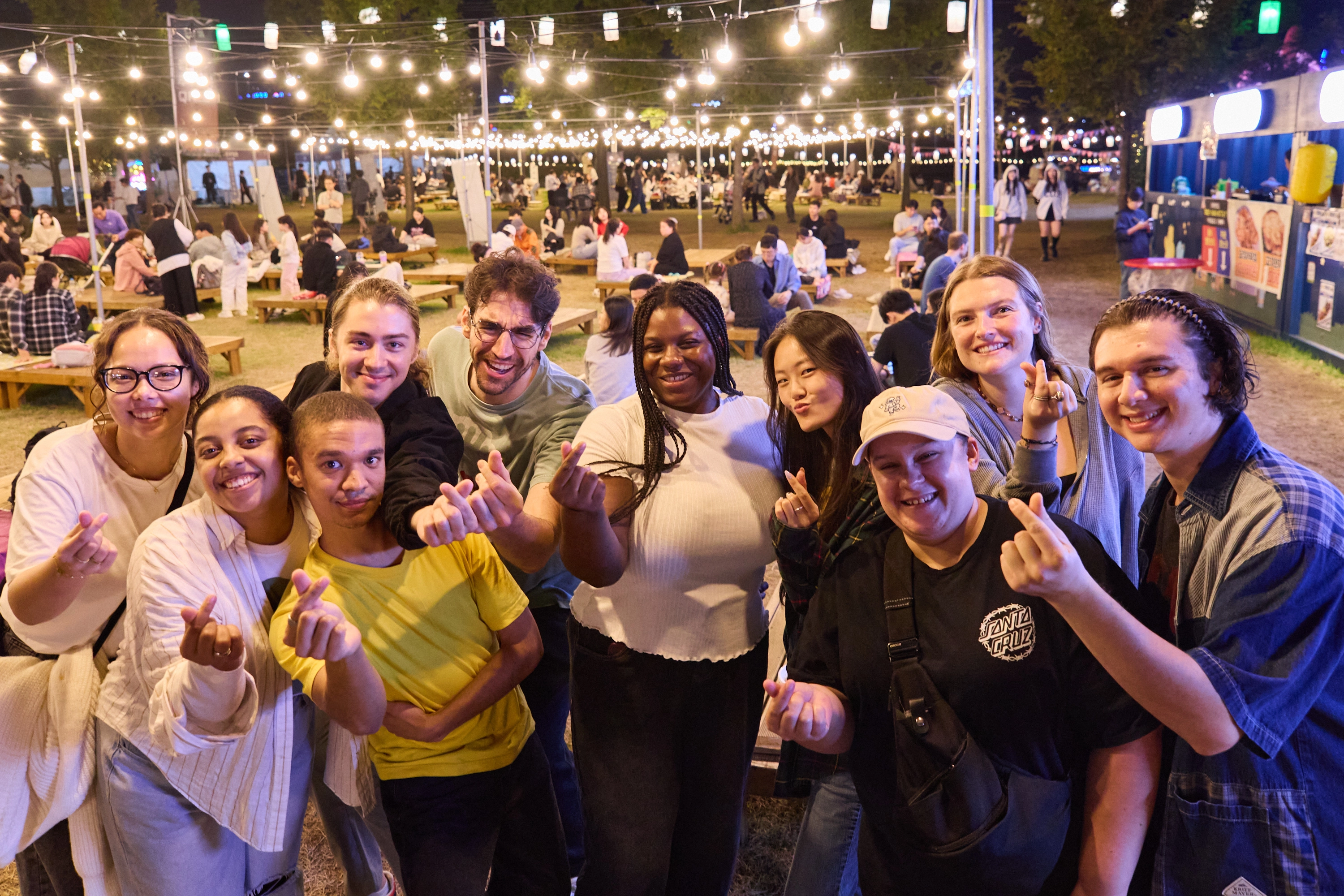 지난해 9~10월 열린 별바다부산 나이트마켓을 찾은 외국인 관광객들. 
부산시 제공