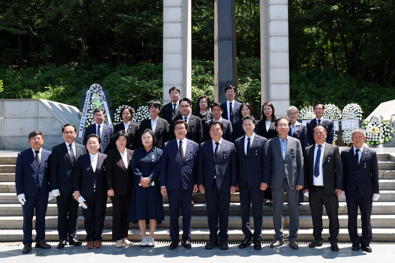 제71회 현충일 추념식을 마친 후 김진경 경기도의회 의장과 주요 참석자들이 현충탑 앞에서 기념 촬영을 하고 있다.(사진=경기도의회)