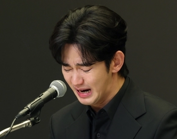 배우 김수현이 서울 마포구 스탠포트호텔에서 긴급 기자회견을 열고 고(故) 김새론이 미성년자일 때부터 교제했다는 의혹을 비롯한 각종 논란에 대해 입장을 밝히고 있다. 2025.3.31 뉴스1