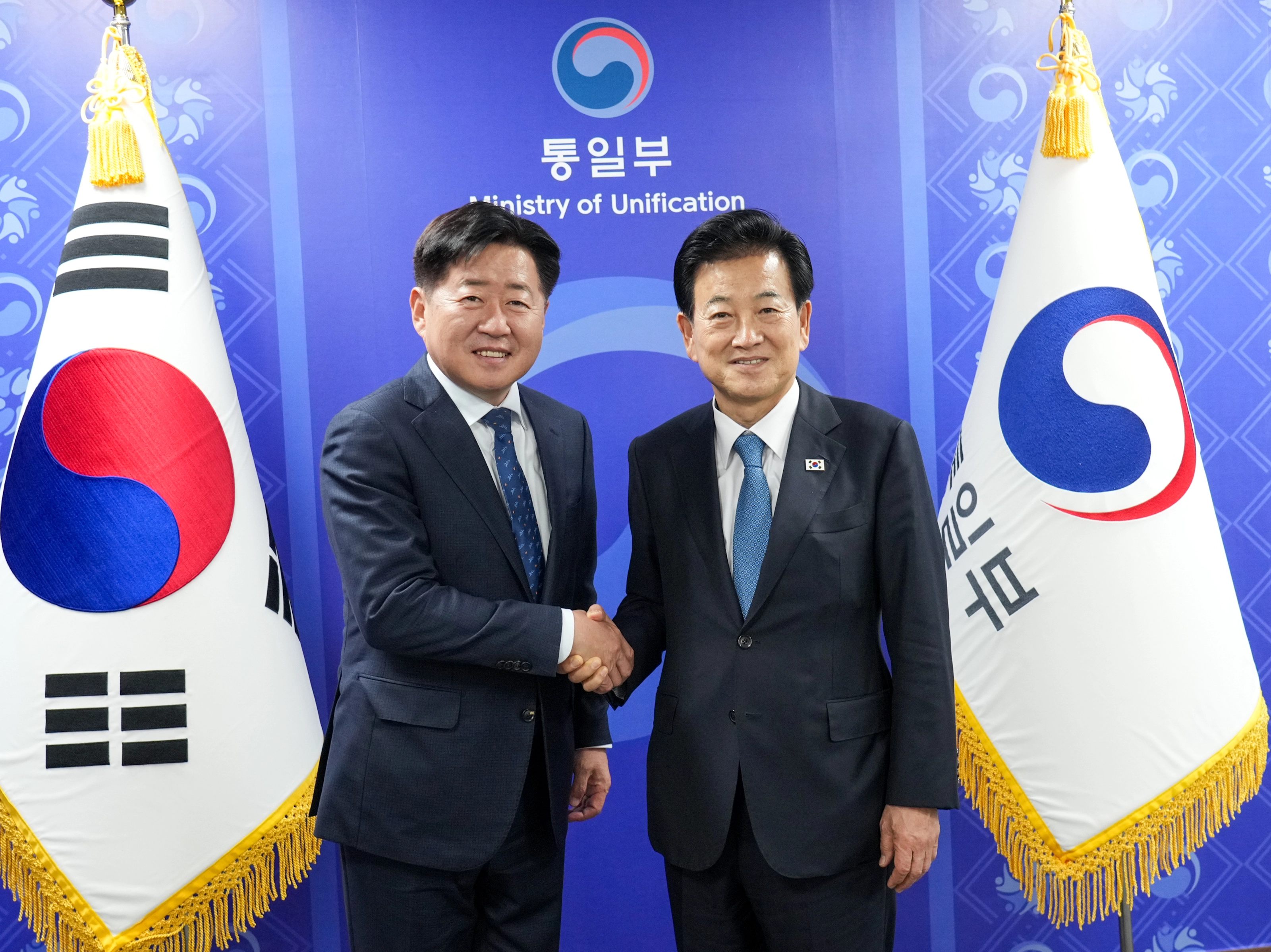 오영훈 제주도지사는 지난해 11월 5일 정부서울청사에서 정동영 통일부장관을 만나 새로운 한반도 평화시대를 위한 ‘제주형 남북교류협력사업’ 추진 방안을 논의한 뒤 악수를 나누고 있다. 제주도 제공