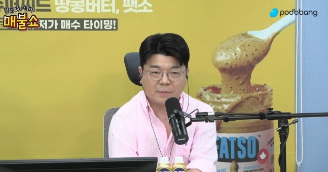 친여 성향의 유튜브 채널 ‘매불쇼’ 진행자 최욱씨가 지난 5일 방송에서 ‘일간베스트’(일베)를 겨냥해 “전두환처럼 탱크로 밀어버려야 한다”고 주장해 파문을 일으켰다. 자료 : 매불쇼