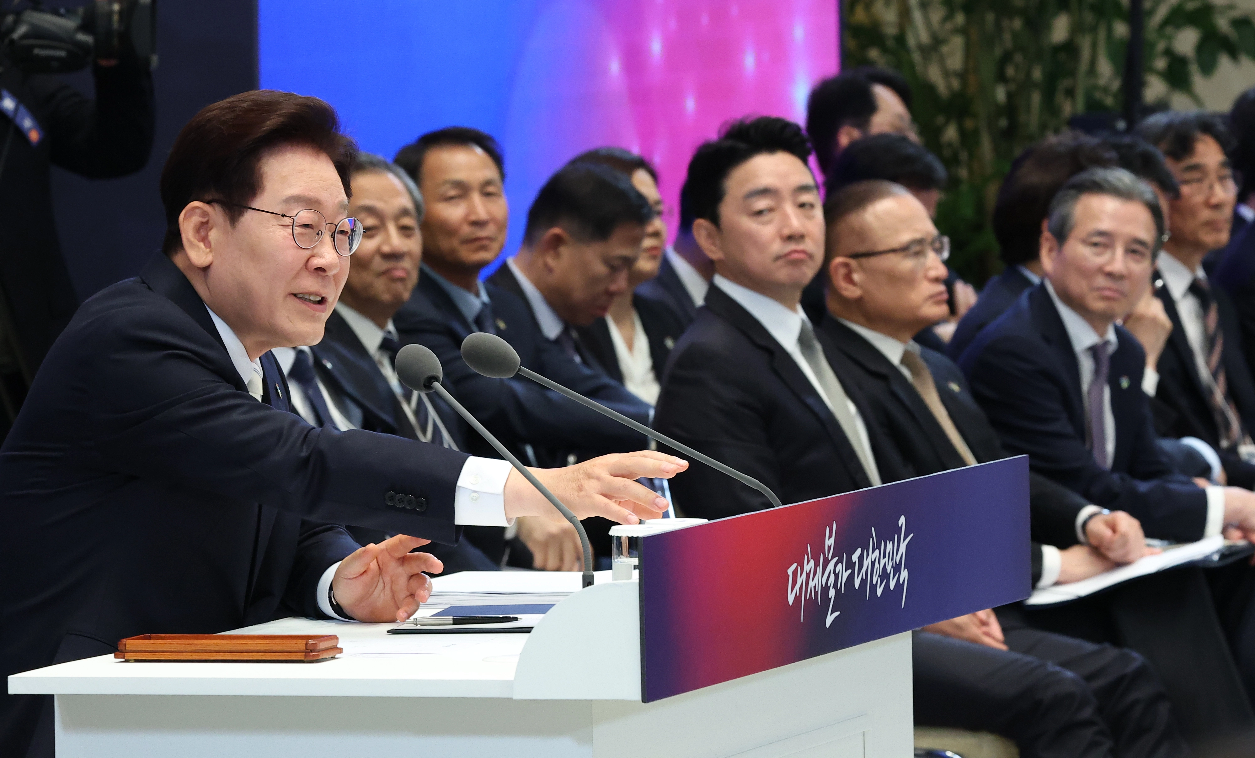 발언하는 이재명 대통령  이재명 대통령이 8일 청와대 영빈관에서 열린 취임 1주년 기자회견에서 발언하고 있다. 
연합뉴스
