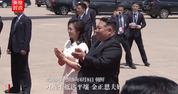 8일 북한 평양 순안국제공항에서 김정은 국무위원장 부부가 시진핑 중국 국가주석을 환영하고 있다. 중국 중앙(CC)TV 캡처