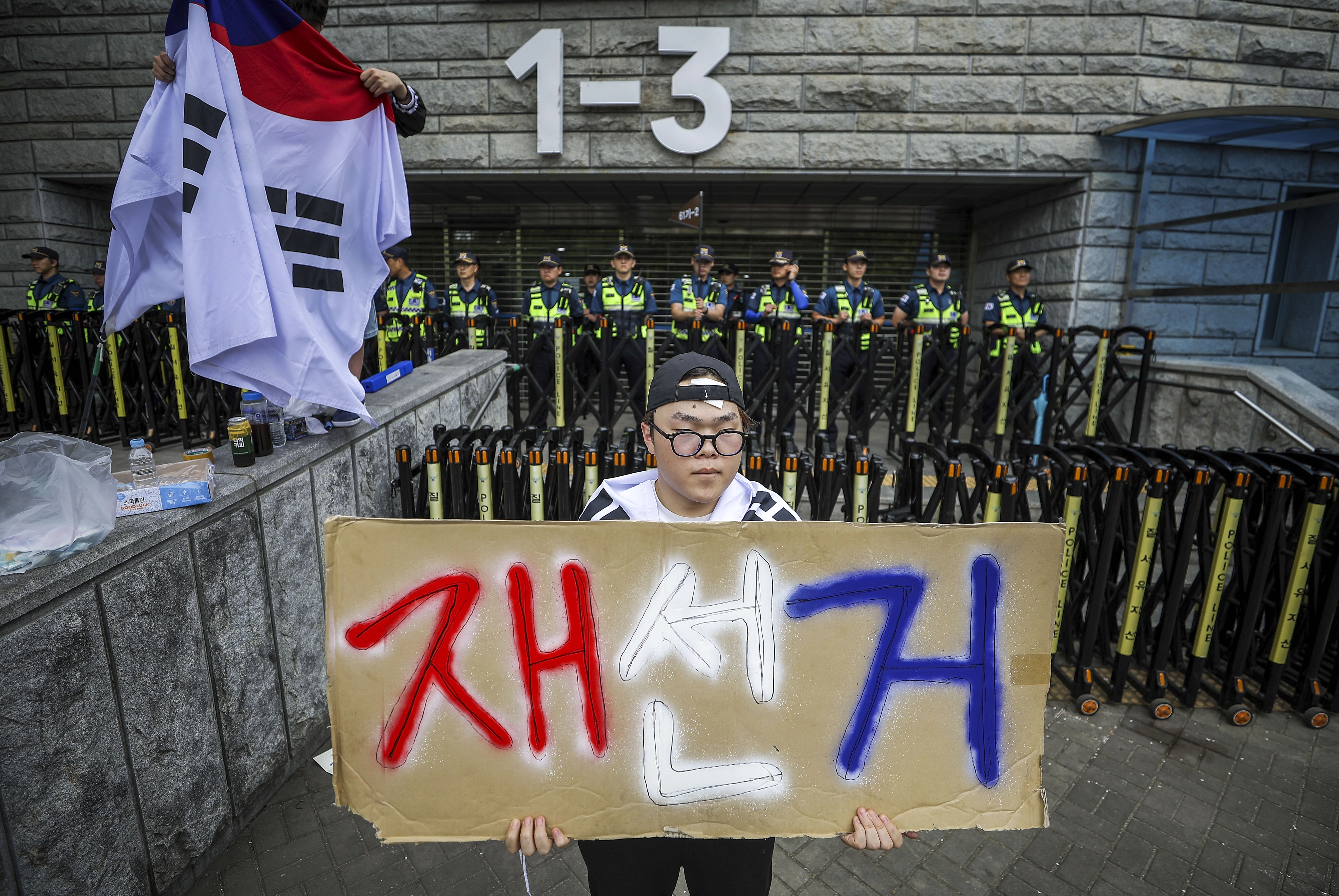 재선거 요구 목소리  제9회 전국동시지방선거 투표용지 부족 사태에 항의하며 개표소 봉쇄 시위를 이어가는 시민들이 7일 서울 송파구 올림픽공원 핸드볼경기장에 설치된 개표소 앞에서 재선거를 요구하고 있다. 2026.06.07. 뉴시스