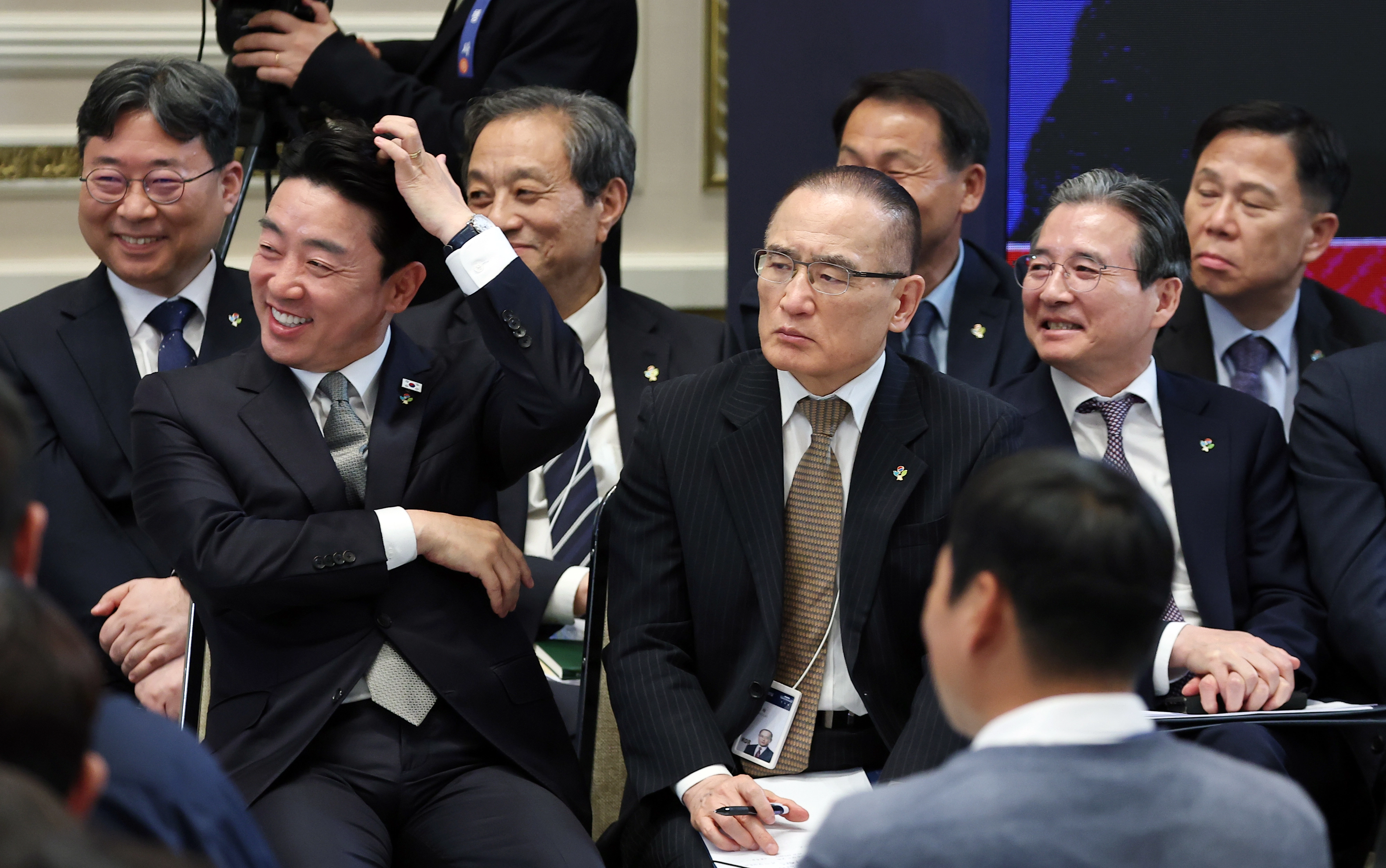 강훈식(앞줄 왼쪽) 청와대 비서실장과 위성락(가운데) 국가안보실장, 김용범(오른쪽) 정책실장 등 참모진이 회견에 참석해 이 대통령의 발언을 듣고 있는 모습.
뉴스1
