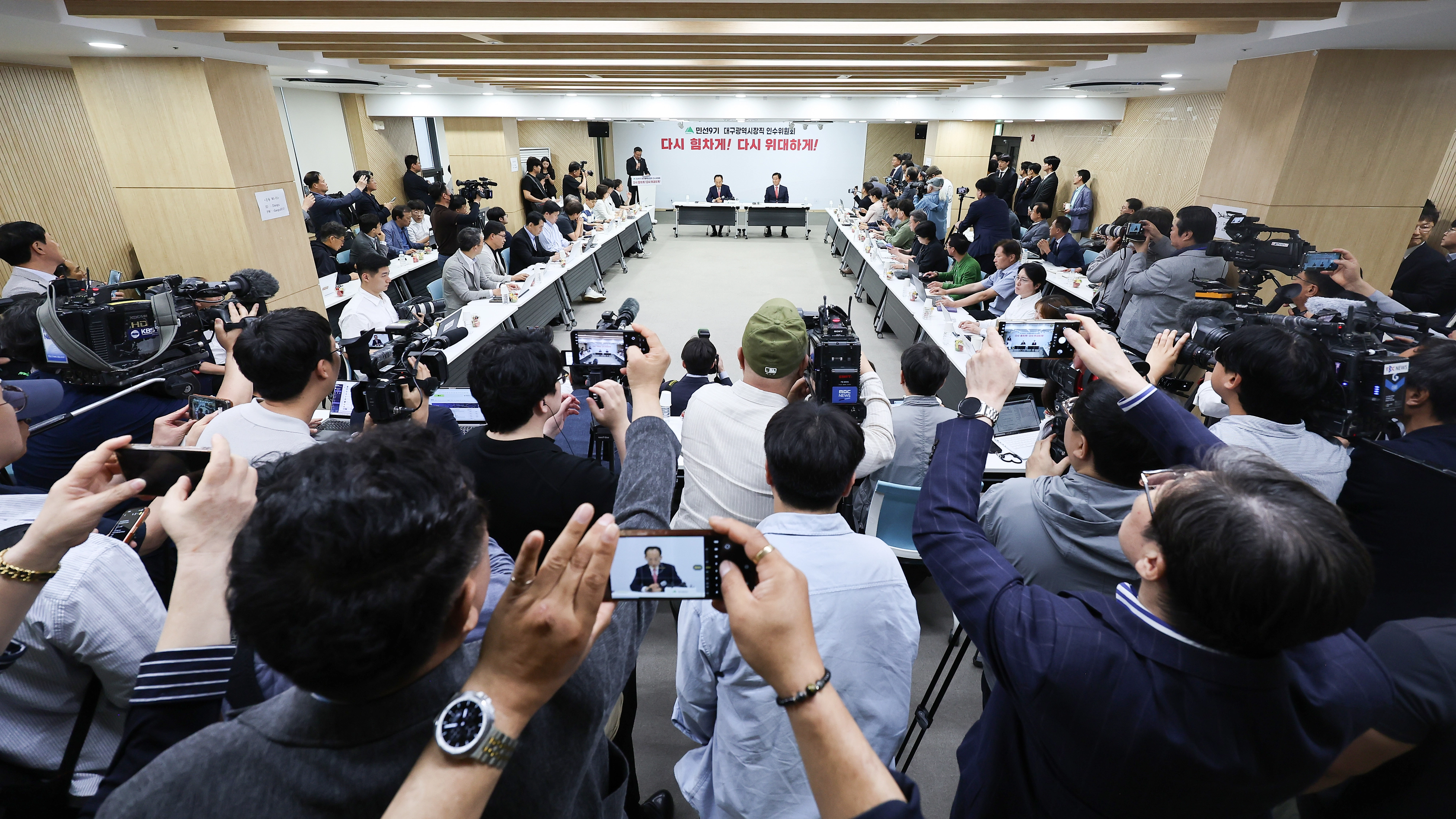 기자 간담회 갖는 추경호 당선인  추경호 대구시장 당선인이 8일 대구 동구 대구콘텐츠센터에서 대구광역시장직 인수위원회 기자 간담회에 앞서 발언하고 있다. 2026.6.8. 연합뉴스