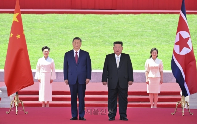 현지 시간 6월 8일 정오, 김정은 조선노동당 총서기 겸 국무위원장이 평양 김일성 광장에서 시진핑 중공중앙 총서기 겸 국가주석을 위한 성대한 환영식을 거행했다. 신화통신 홈페이지