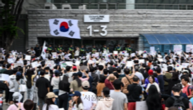 7일 잠실7동 주민들의 개표소인 서울 송파구 올림픽공원 핸드볼경기장에서 시민들이 재선거를 요구하는 구호를 외치고 있다. *해당 기사와 직접적인 관련 없음. 2026.6.7. 서울신문 DB