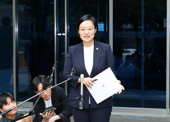 한성숙 국무총리 후보자가 8일 서울 종로구 통의동 금융감독원 연수원에 마련된 인사청문회 준비 사무실로 출근하며 취재진 질문에 답하고 있다. 2026.6.8  연합뉴스