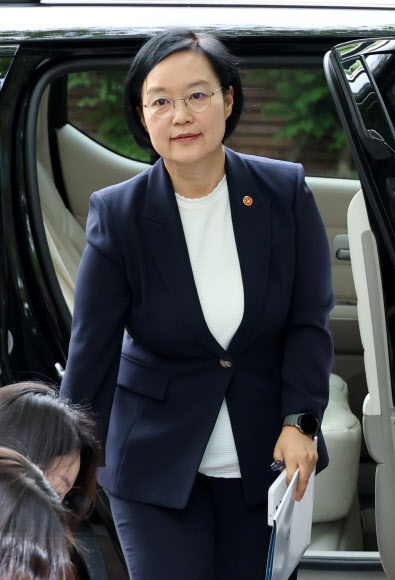 한성숙 국무총리 후보자가 8일 서울 종로구 통의동 금융감독원 연수원에 마련된 인사청문회 준비 사무실로 출근하고 있다. 2026.6.8  연합뉴스