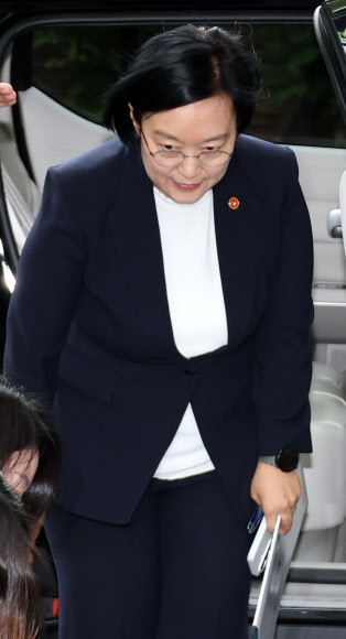 한성숙 국무총리 후보자가 8일 서울 종로구 통의동 금융감독원 연수원에 마련된 인사청문회 준비 사무실로 출근하며 인사하고 있다. 2026.6.8  연합뉴스