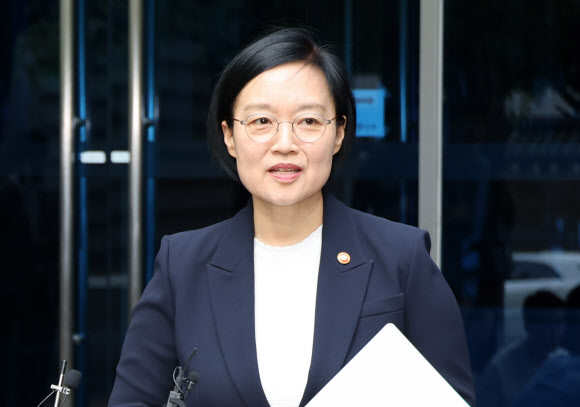 한성숙 국무총리 후보자가 8일 서울 종로구 통의동 금융감독원 연수원에 마련된 인사청문회 준비 사무실로 출근하며 취재진 질문에 답하고 있다. 2026.6.8  연합뉴스