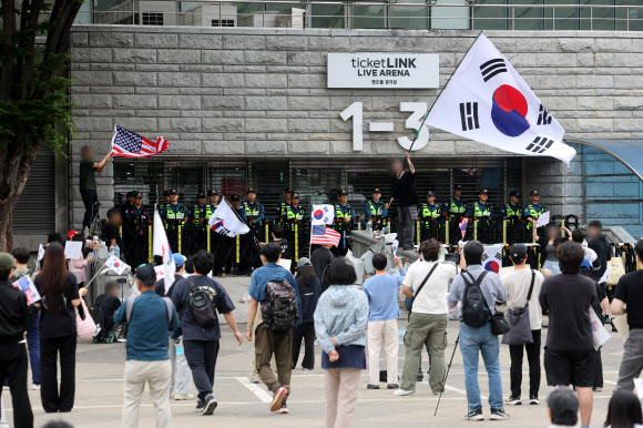6·3 지방선거 투표용지 부족 사태를 규탄하며 재선거를 요구하는 ‘잠실 개표소 봉쇄 시위’가 계속되고 있는 8일 서울 송파구 올림픽공원 핸드볼경기장 출입구 앞에서 참가자들이 구호를 외치고 있다. 2026.6.8  연합뉴스