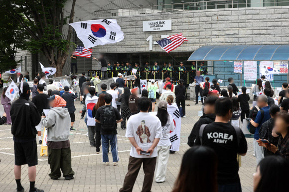 6·3 지방선거 투표용지 부족 사태를 규탄하며 재선거를 요구하는 ‘잠실 개표소 봉쇄 시위’가 계속되고 있는 8일 서울 송파구 올림픽공원 핸드볼경기장 출입구 앞에서 참가자들이 구호를 외치고 있다. 2026.6.8  연합뉴스
