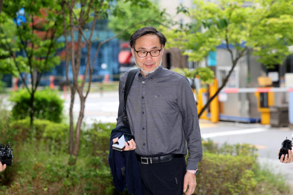 김순환 서민민생대책위원회(서민위) 사무총장이 8일 6?3 지방선거 투표용지 부족 사태 관련 선관위 간부들의 직무유기 혐의 사건 고발인 조사를 받기 위해 서울 강동구 서울경찰청 광역수사단 광역범죄수사대로 들어서고 있다. 2026.6.8  연합뉴스