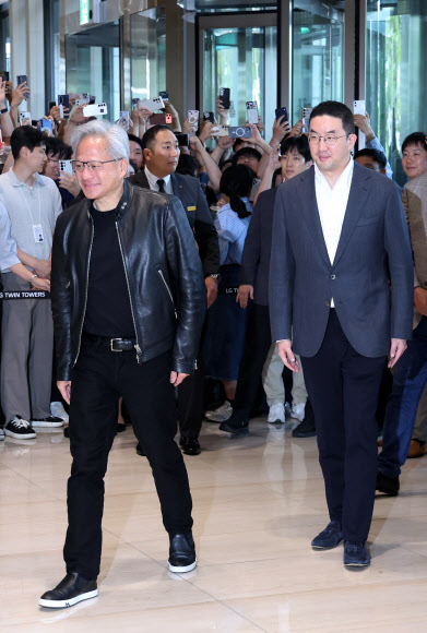 젠슨 황 엔비디아 최고경영자(CEO)가 8일 서울 여의도 LG 트윈타워에 도착, 구광모 LG그룹 회장과 함께 이동하고 있다. 2026.6.8  연합뉴스