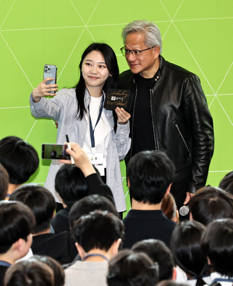 젠슨 황 엔비디아 최고경영자(CEO)가 8일 서울대학교 해동첨단공학관에서 열린 ‘빌드어클로(Build-a-Claw)’ 행사장을 찾아 학생들을 상대로 강연을 마치며 엔비디아 최신 AI컴퓨터를 선물 하고 있다. 2026.6.8  공동취재