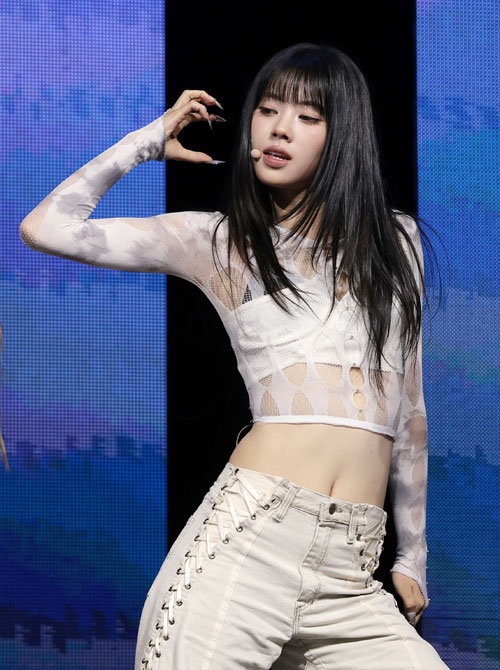 그룹 이즈나(izna) 코코가 8일 서울 용산구 블루스퀘어에서 열린 미니 3집 ‘세트 더 템포’(SET THE TEMPO) 쇼케이스에서 타이틀곡 ‘메트로놈’(METRONOME)을 선보이고 있다. 2026.6.8 뉴스1