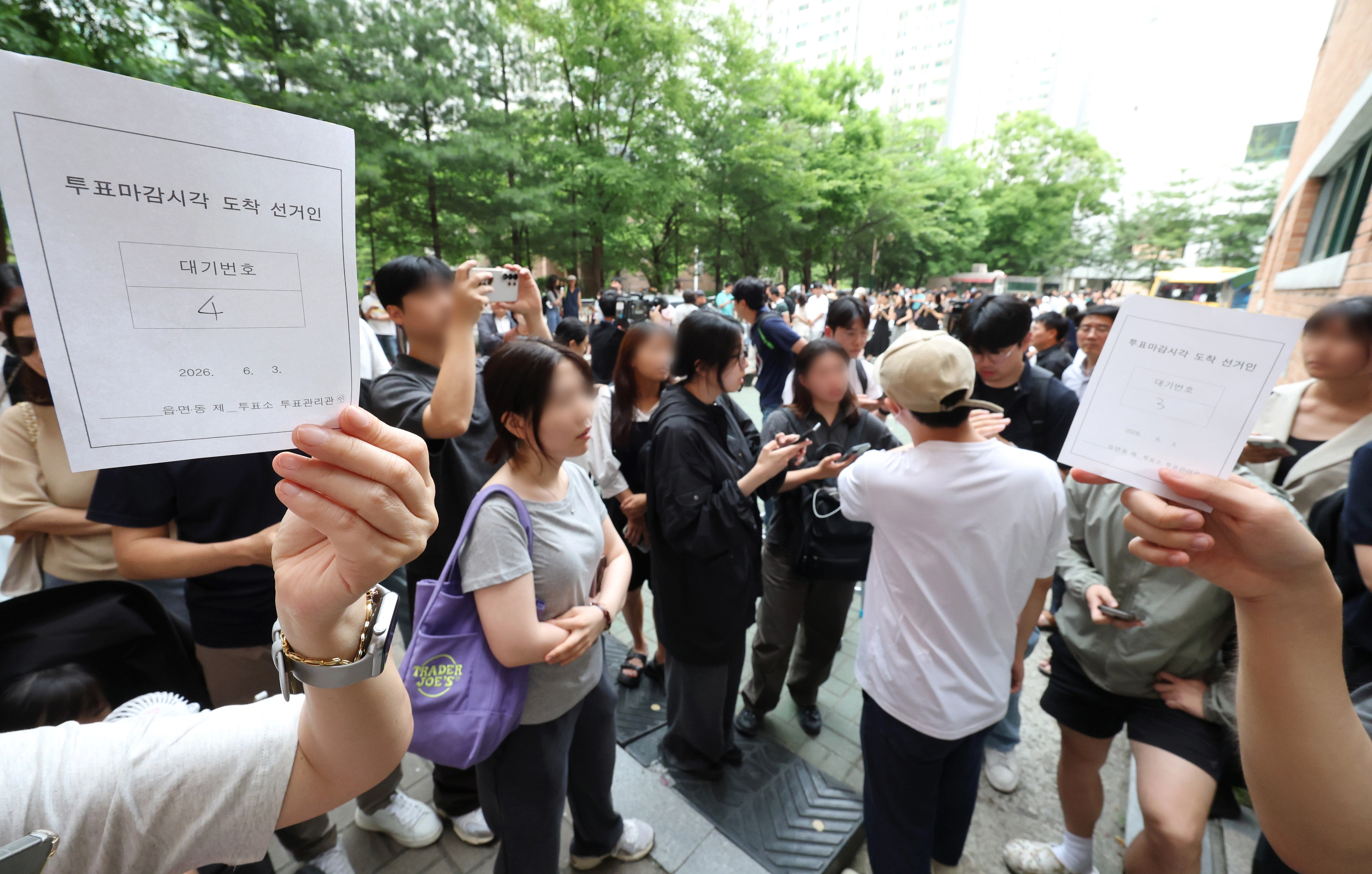 6·3 지방선거 본투표일인 3일 서울 송파구 잠실2동 6투표소에서 투표용지 부족으로 대기하던 한 유권자가 마감시간 후 대기번호표를 들어 보이고 있다. 2026.6.3. 연합뉴스