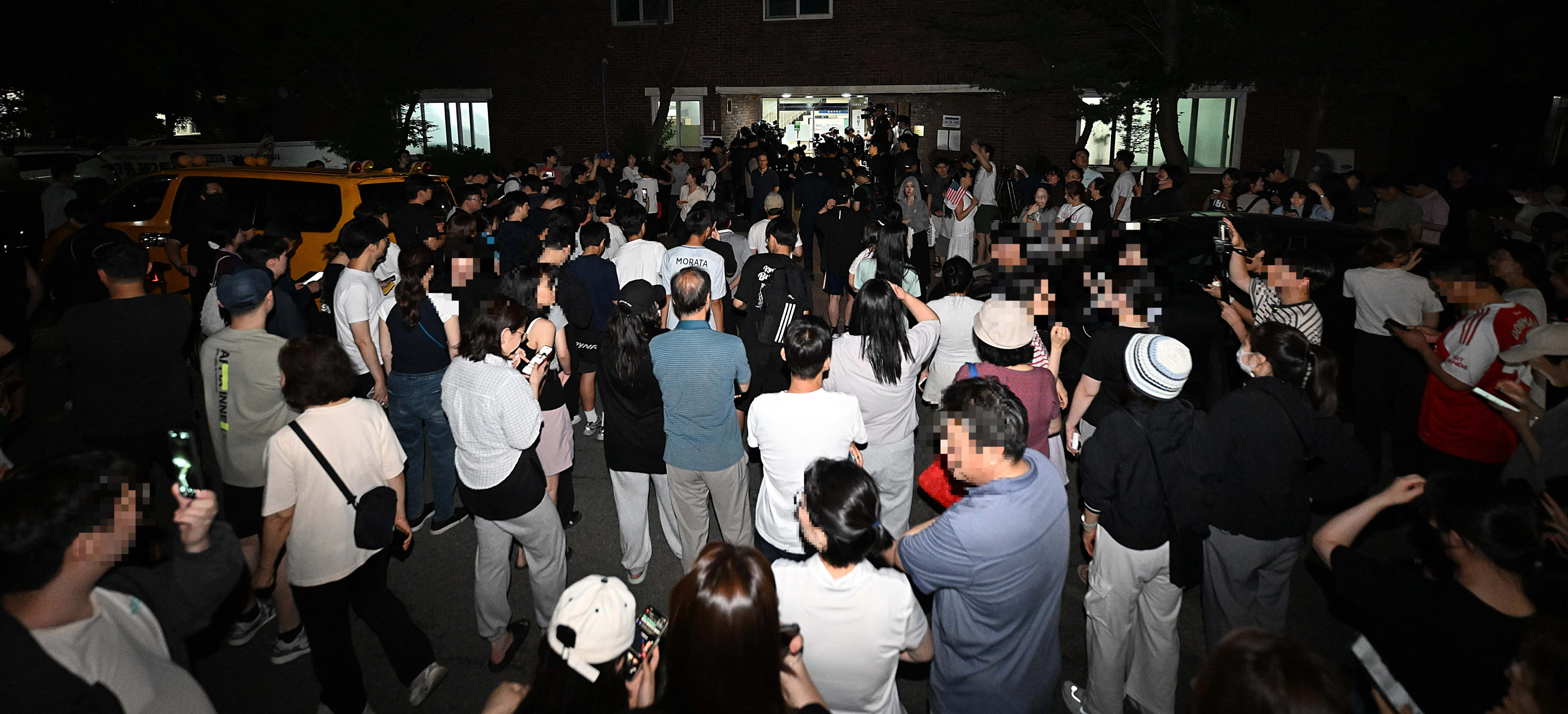 6·3 지방선거 본투표일인 3일 투표용지 부족으로 오후 10시 투표를 마친 서울 송파구 잠실7동 제2투표소 앞에서 주민들이 항의하고 있다. 2026.6.3. 홍윤기 기자