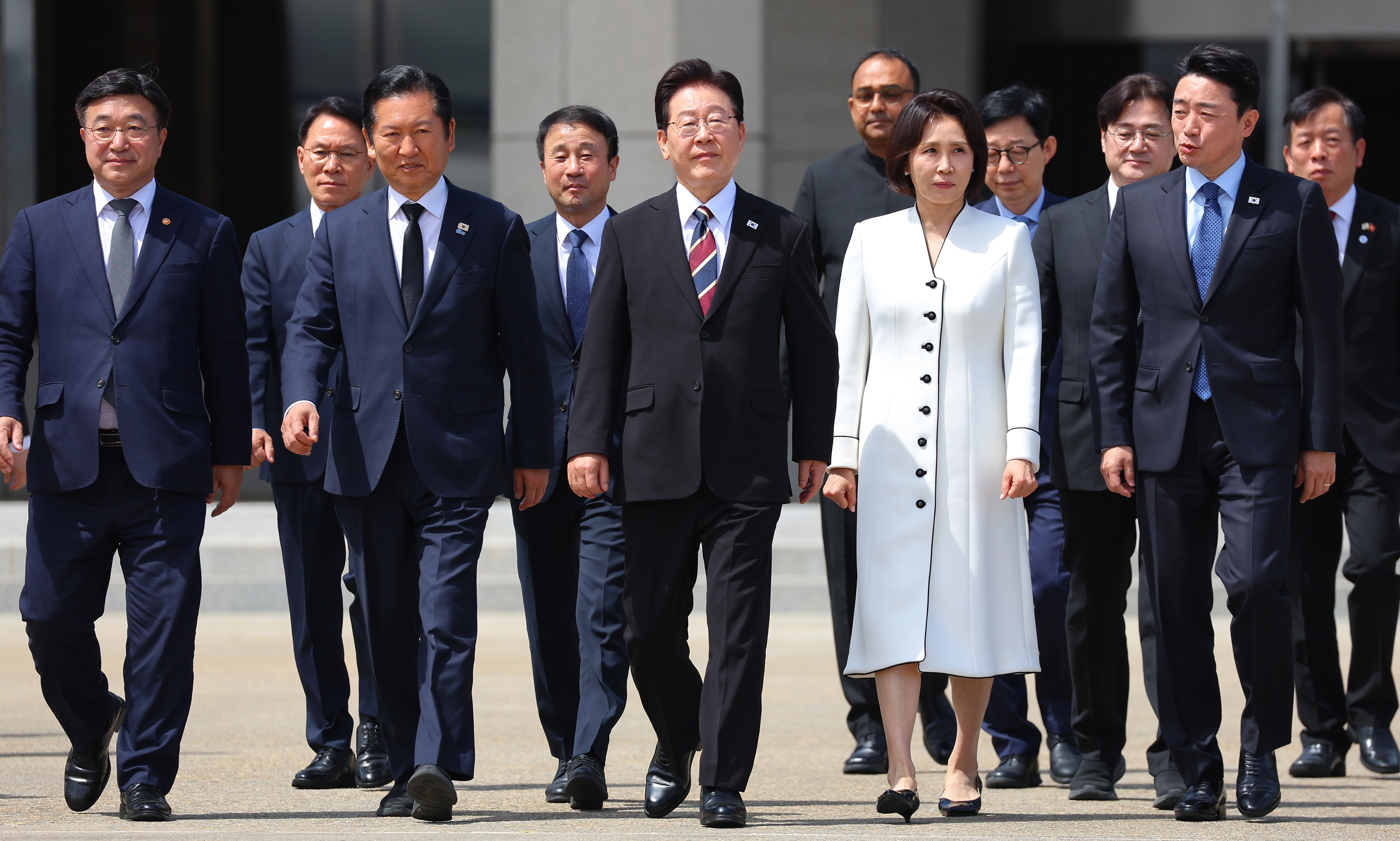 이재명 대통령, 인도·베트남 순방 출국  인도·베트남을 국빈 방문하는 이재명 대통령과 김혜경 여사가 19일 성남 서울공항에서 공군 1호기로 이동하고 있다. 2026.4.19 연합뉴스