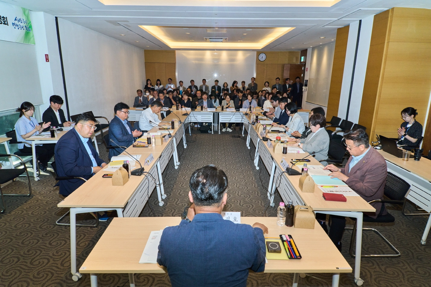 사전설명회에서 김정호 위원장의 주재 하에 예결위원들과 도교육청 관계자들이 예산 운영 전반에 대한 종합 검토와 질의답변을 진행하고 있다.(사진=경기도의회)