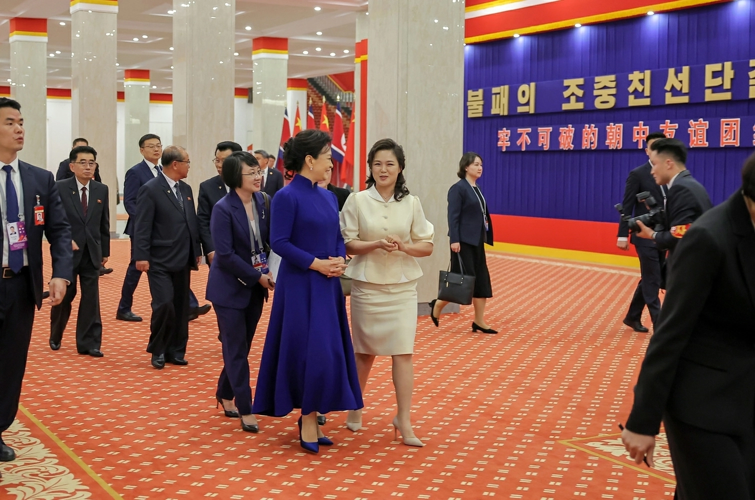 ‘환영 공연’ 종료 후 北 평양체육관 나가는 中 펑리위안·北 리설주  북한 노동당 기관지 노동신문은 9일 시진핑 중국 국가주석의 방북을 환영하는 공연이 지난 8일 밤 평양체육관에서 성대히 진행됐다고 보도했다. 2026.6.9 평양 노동신문 뉴스1