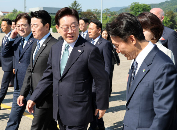 대화하는 이재명 대통령과 김민석 총리