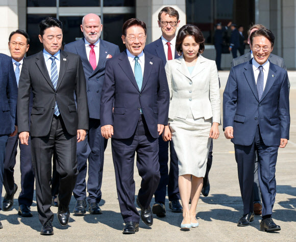출국하는 이재명 대통령 부부