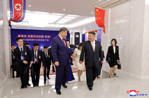 연회장에 도착한 시진핑과 김정은