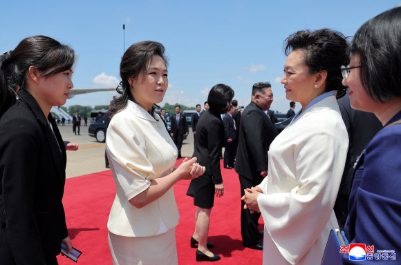 김정은.리설주, 평양공항서 시진핑 부부 영접