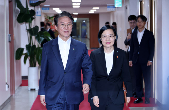 국무회의 입장하는 김민석 국무총리와 한성숙 국무총리 후보자