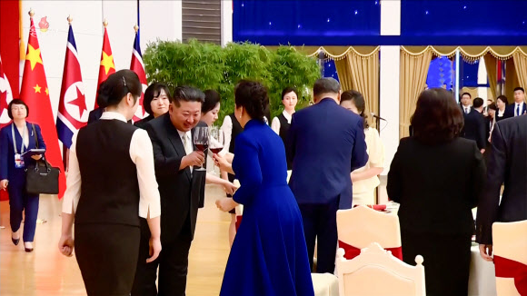 환영 연회서 펑리위안과 건배하는 김정은