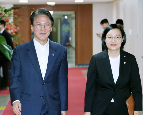 함께 입장하는 김민석 국무총리와 한성숙 후보자